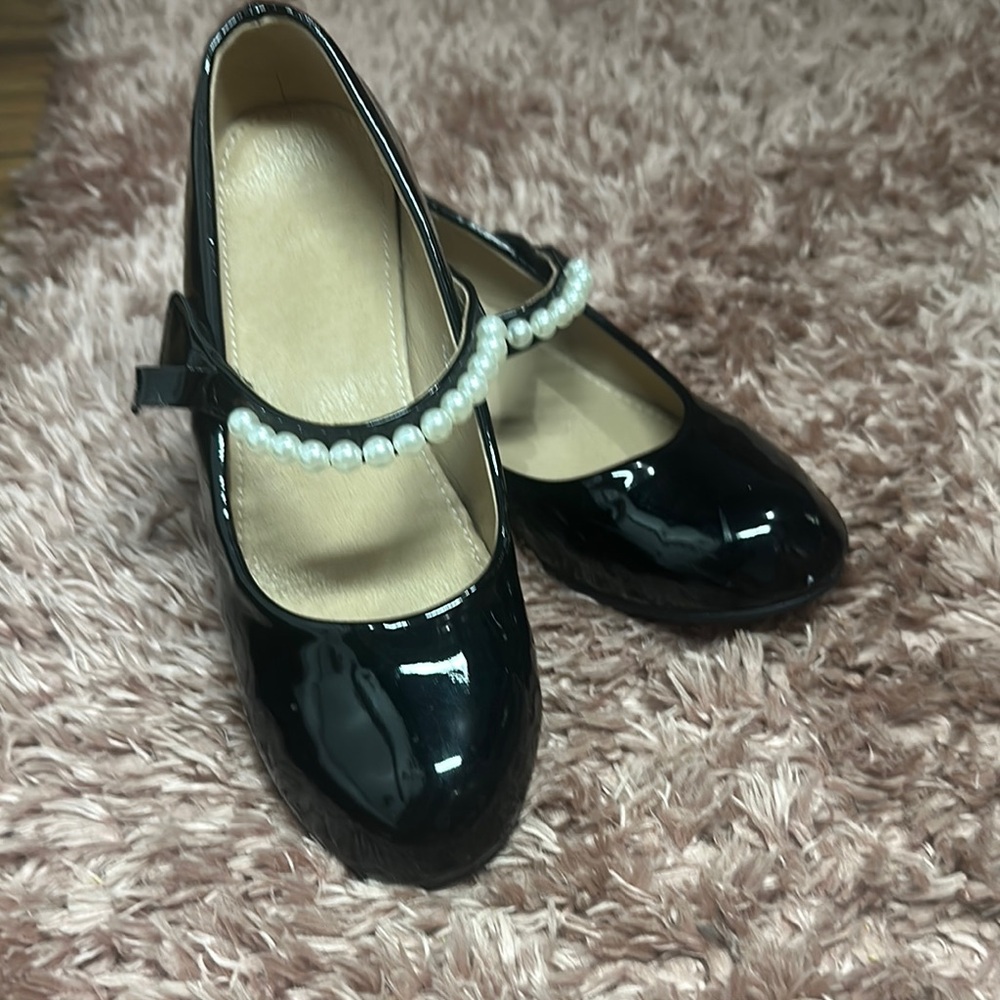 Black Sandals with Decorative Strap and Flat Sole
